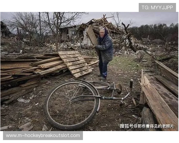 雅罗斯拉夫・阿莫索夫从战区炸毁房屋中寻回冠军金腰带