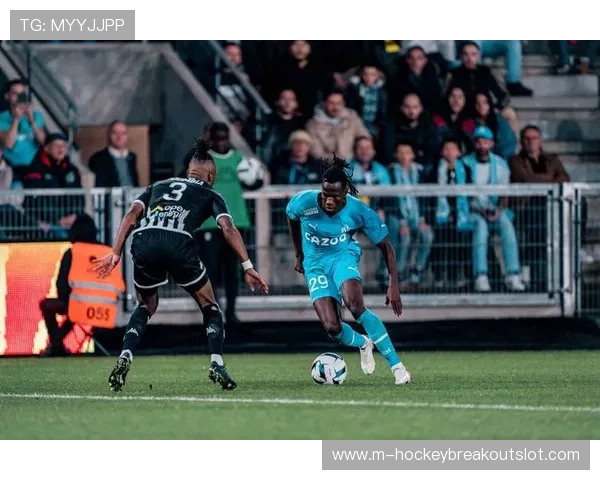 里尔1-0小胜布雷斯特,佩罗定位球制胜